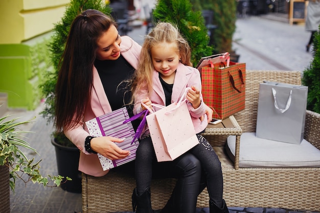 Madre e hija con bolsa de compras en una ciudad