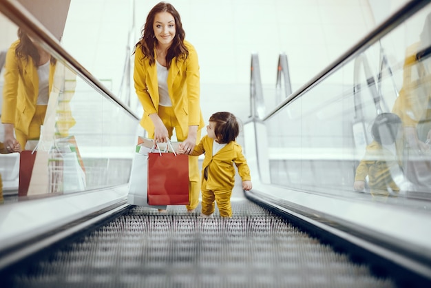 Madre e hija con bolsa de compras