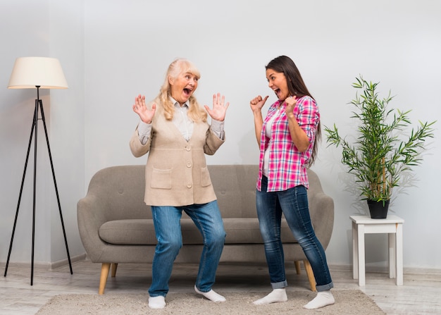 Madre e hija burlando juntas en la sala de estar