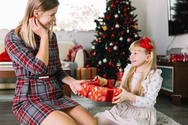 Madre e hija con caja de regalo