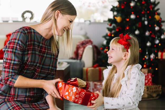 Madre e hija con caja de regalo