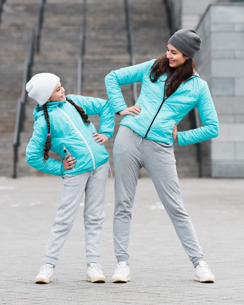 Madre e hija calentando