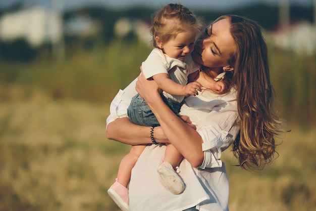 Madre e hija caminan juntas por un camino rural