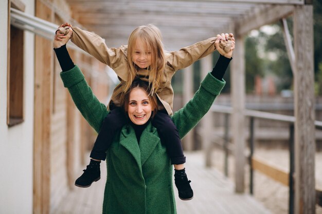 Madre e hija caminando por el establo