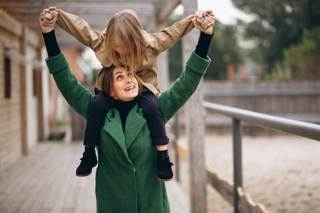 Madre e hija caminando por el establo