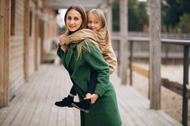 Madre e hija caminando por el establo