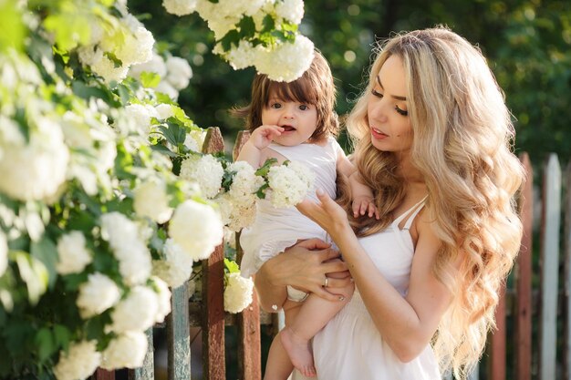 madre e hija en el campo al aire libre