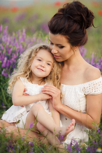 madre e hija en campo de amapolas