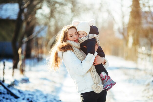 Madre e hija en el campo nevado