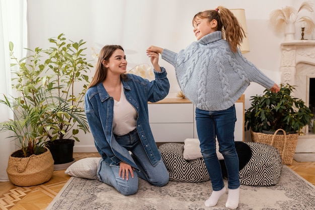 Madre e hija, en casa, bailando