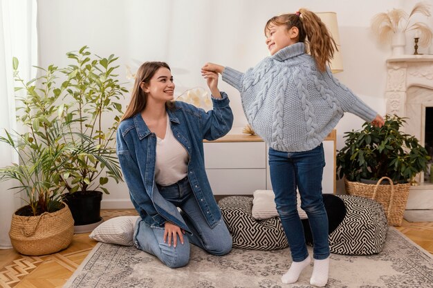 Madre e hija, en casa, bailando