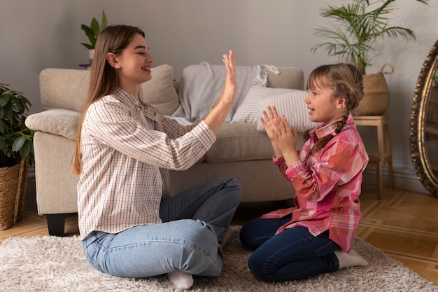 Madre e hija, en casa, juego