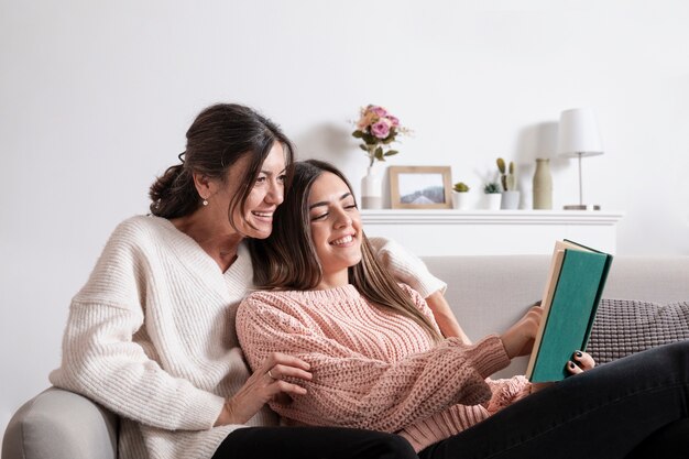 Madre e hija en casa leyendo