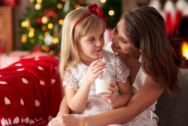 Madre e hija en casa para las vacaciones de Navidad