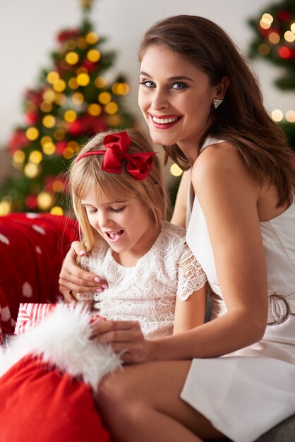 Madre e hija en casa para las vacaciones de Navidad