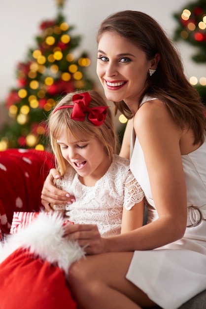 Madre e hija en casa para las vacaciones de Navidad