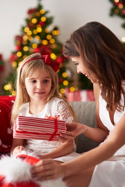 Madre e hija en casa para las vacaciones de Navidad