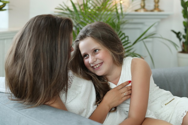 madre e hija en casa