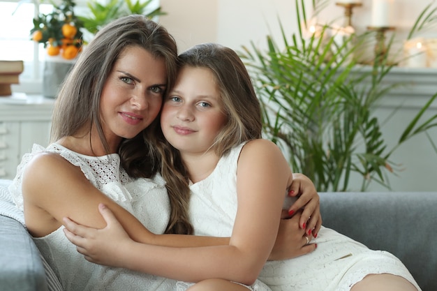 madre e hija en casa