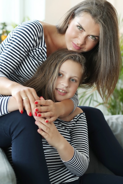 madre e hija en casa