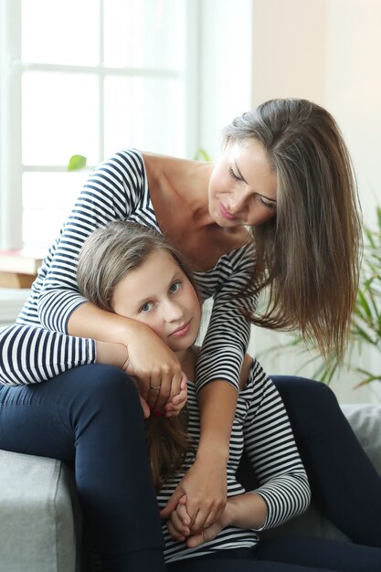 madre e hija en casa