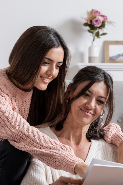 Madre e hija en casa