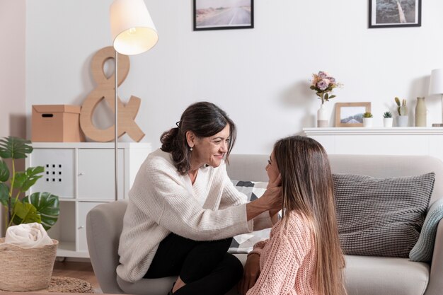 Madre e hija en casa