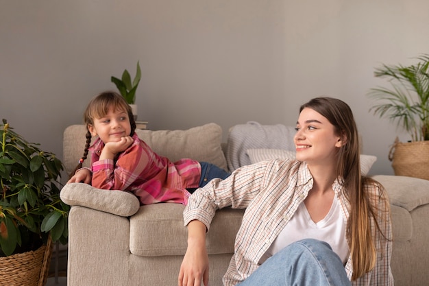 Foto gratuita madre e hija, en casa