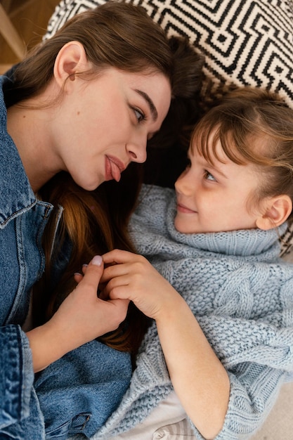 Foto gratuita madre e hija, en casa