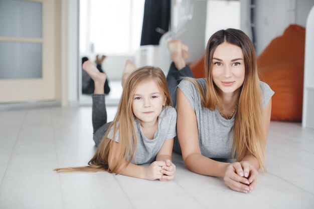 madre e hija en casa