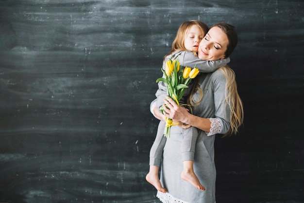 Madre e hija celebrando el día de la madre con abrazo