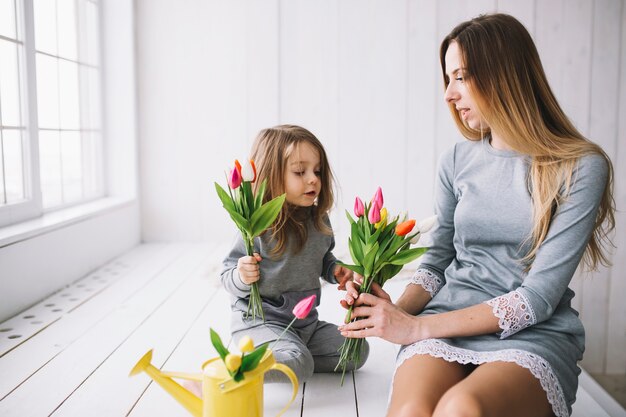 Madre e hija celebrando el día de la madre con flores