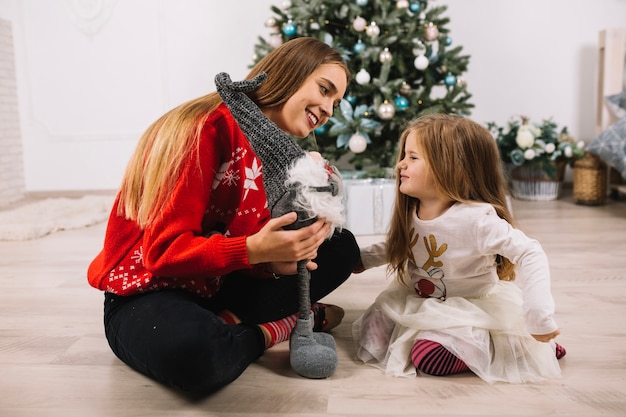 Madre e hija celebrando navidad en casa juntos