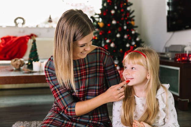 Madre e hija celebrando navidad