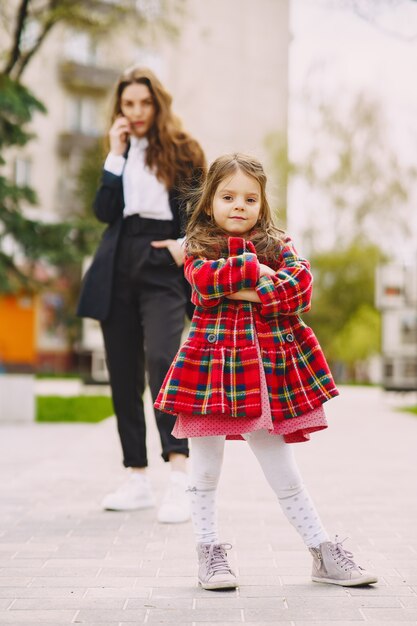 Madre e hija en una ciudad sprong