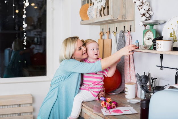 Foto gratuita madre e hija en la cocina