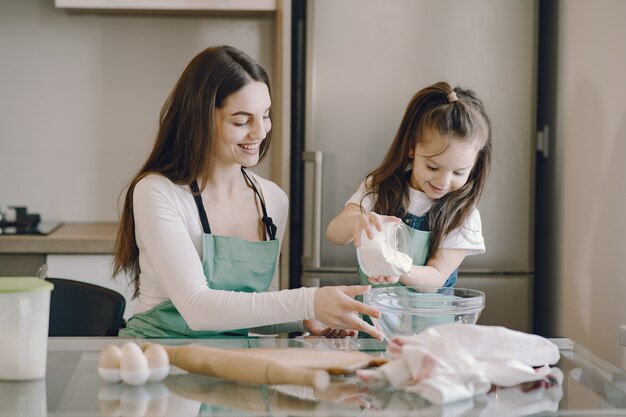 Madre e hija cocinan la masa para galletas