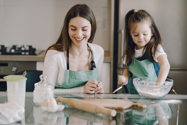 Madre e hija cocinan la masa para galletas