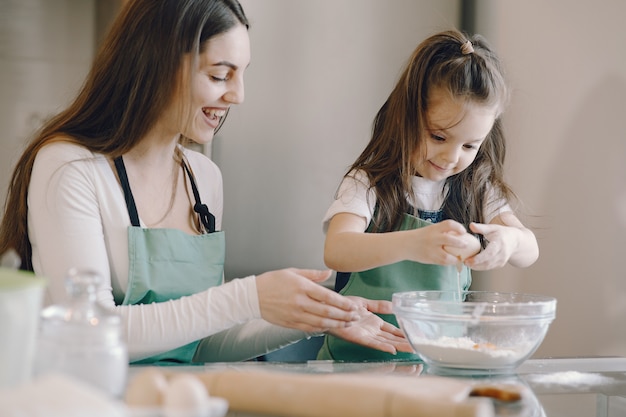 Madre e hija cocinan la masa para galletas