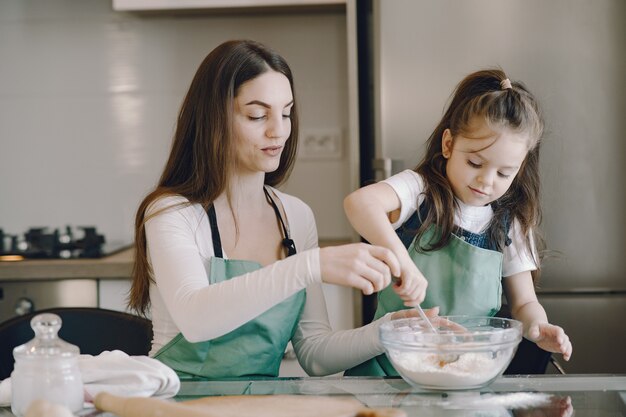 Madre e hija cocinan la masa para galletas