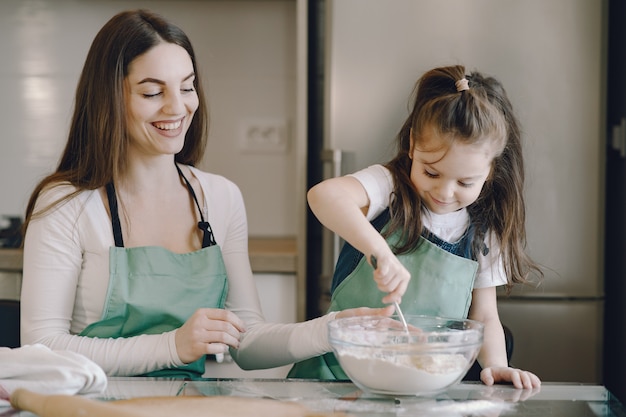 Madre e hija cocinan la masa para galletas