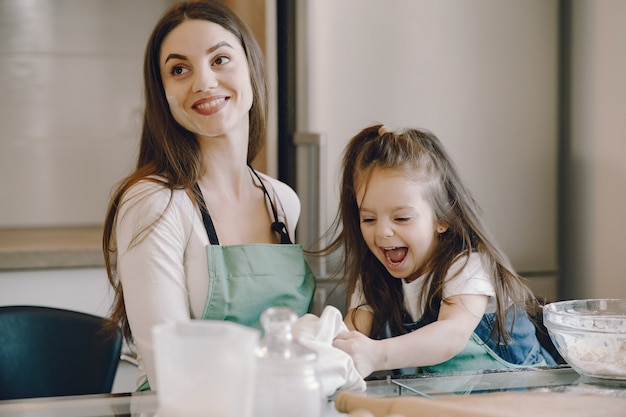 Madre e hija cocinan la masa para galletas