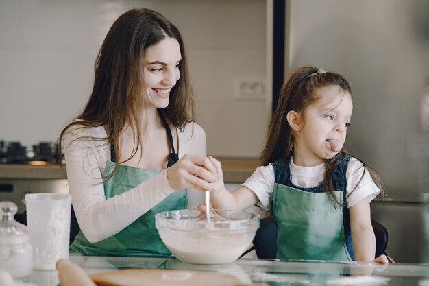 Madre e hija cocinan la masa para galletas