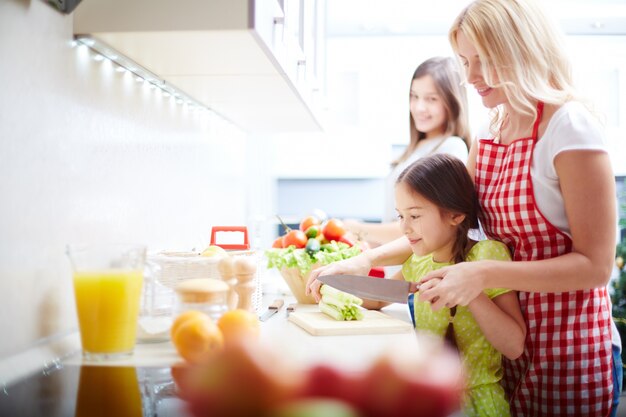 Madre e hija cocinando en la cocina