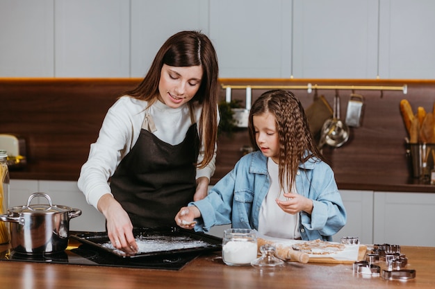 Foto gratuita madre e hija cocinando juntas en casa