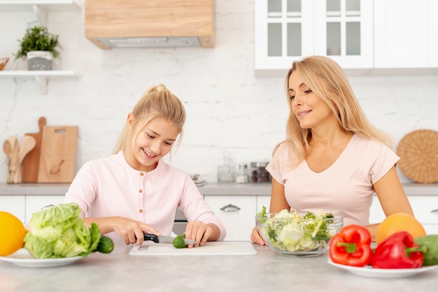 Madre e hija cocinando juntas