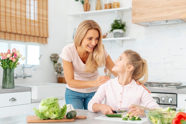 Madre e hija cocinando juntas