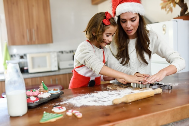 Madre e hija cocinando