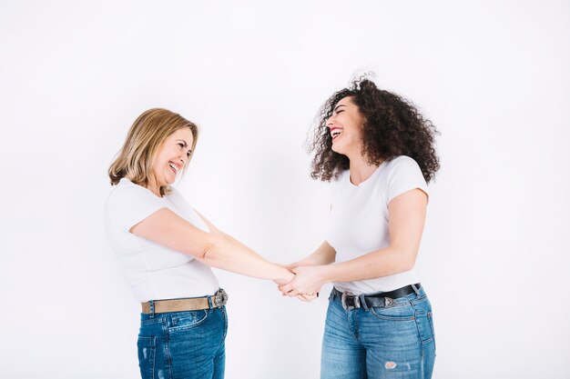 Madre e hija cogidos de la mano