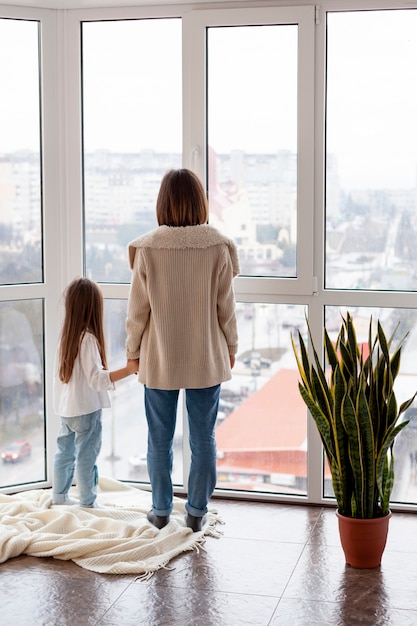 Madre e hija cogidos de la mano